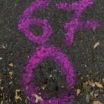Cui in asfalt marcat cu spray-ul in S3 Bucuresti, langa locul meu de parcare - aveti idee ce inseamna?