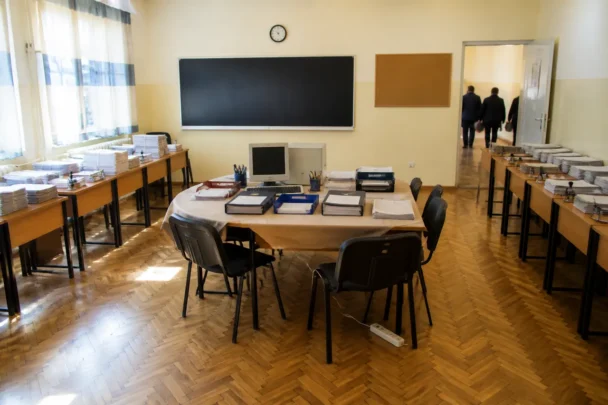 Camera Deputaților elimină examenul suplimentar și îl păstrează pentru părinți