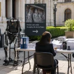 Exoscheletele Asia Express, verificate dacă au voie să meargă înaintea concurenților